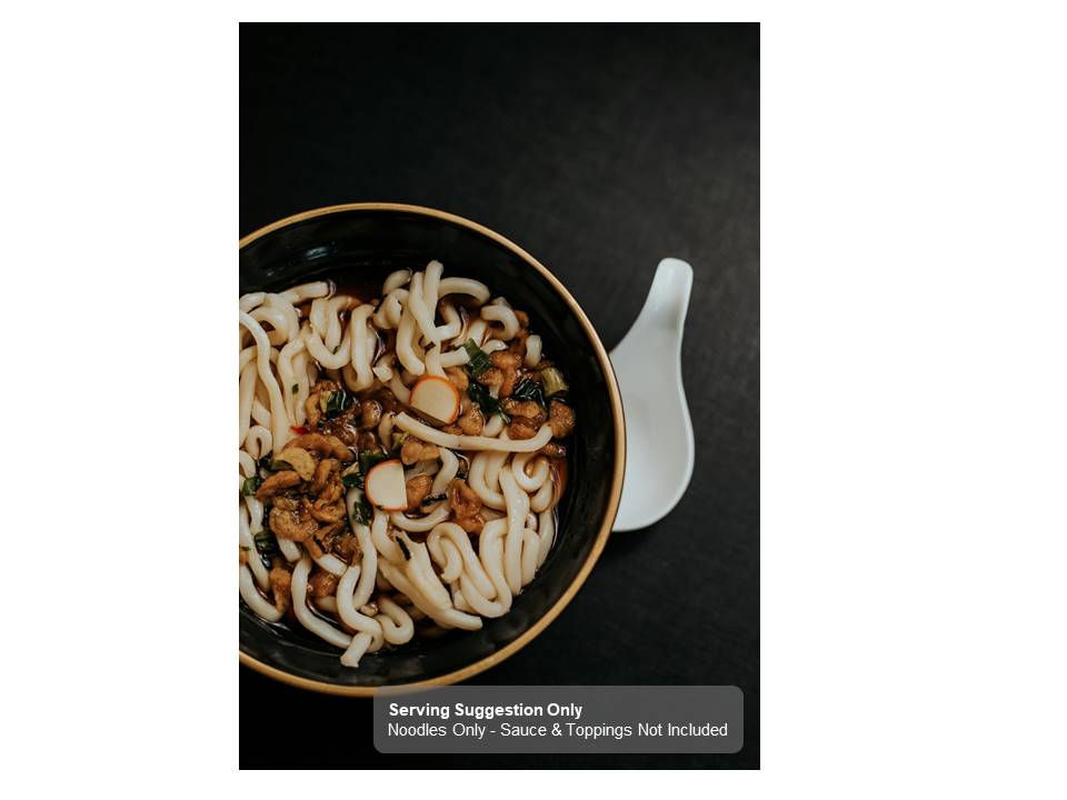 Cooked udon noodle bowl serving presentation