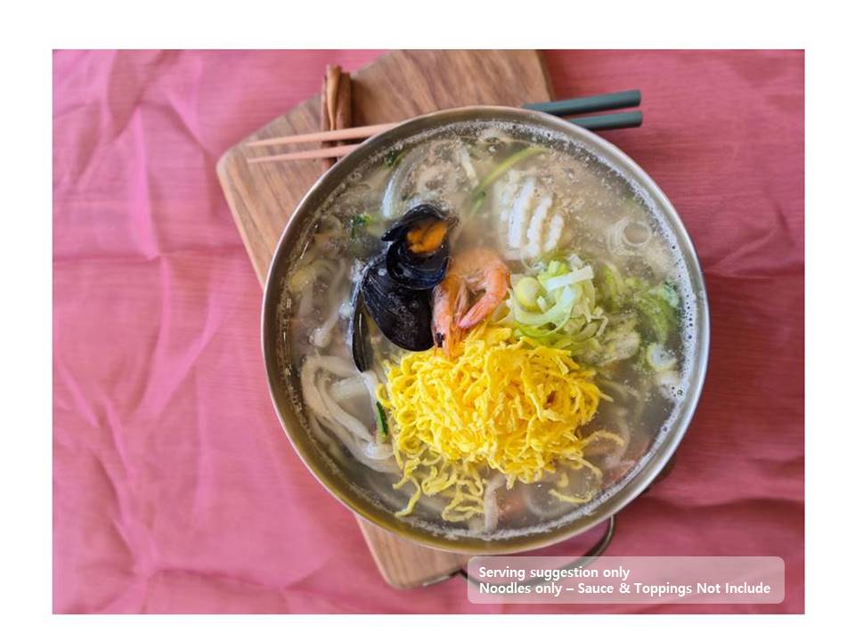 Somyeon noodle soup serving presentation