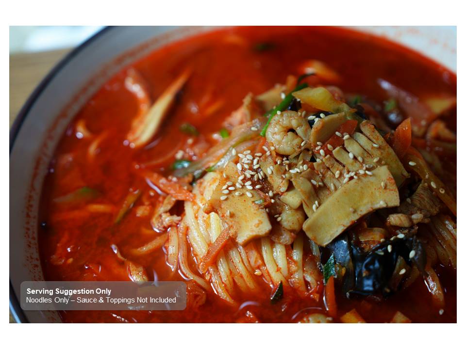Cooked Chinese-style noodle dish presentation