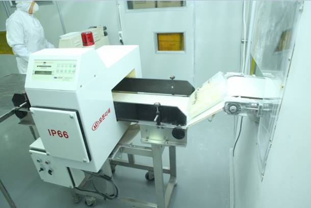 In-line conveyor equipment and inspection workstation inside the production area